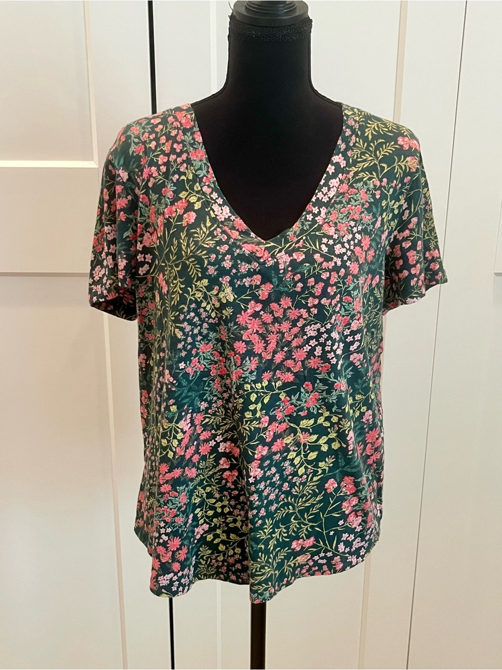 LOFT Floral V-Neck Short Sleeve Tee in Green & Pink Cotton Casual Cottagecore L